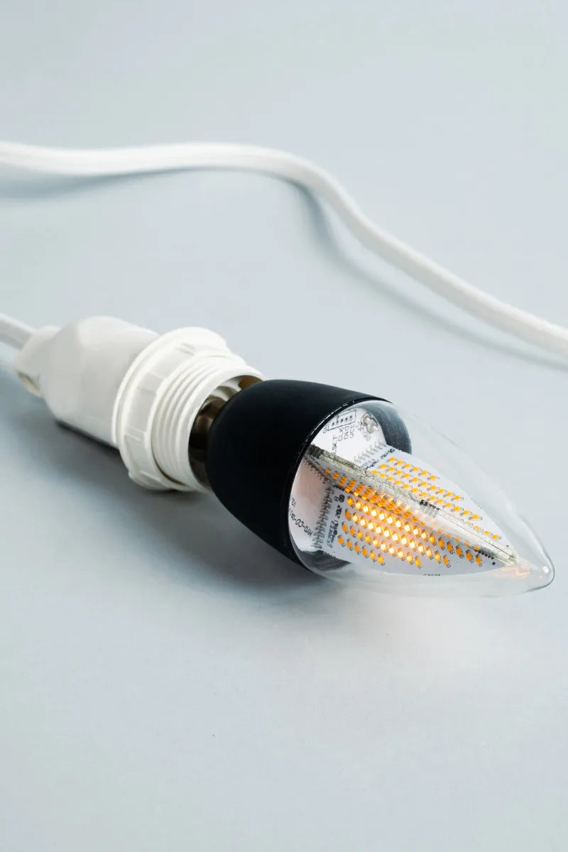 Euri Lighting ECA9.5-2120FCB Decorative LED 6-Watt Equivalent Natural Flickering Flame Bulb E12 Candelabra, Black Base
