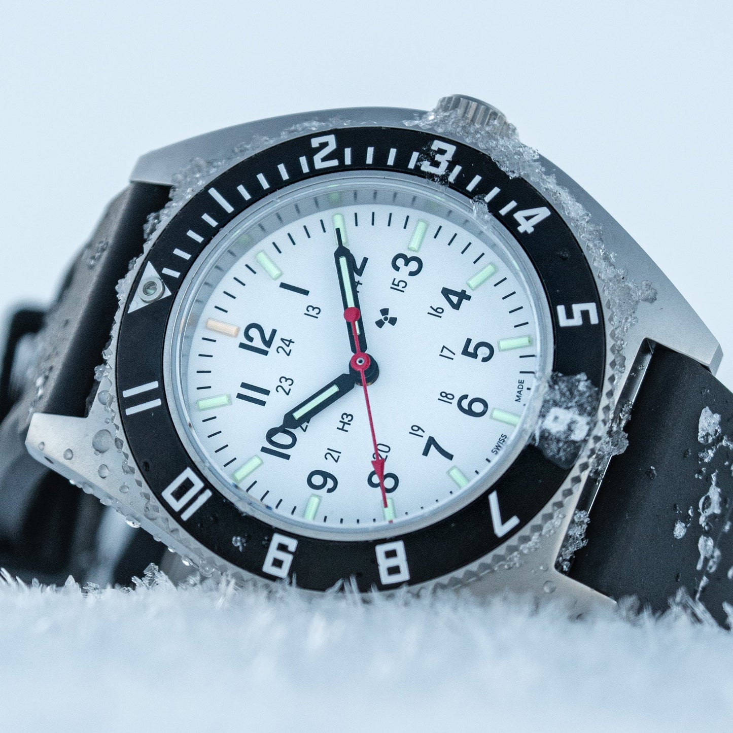 Marathon WW194001SS-0530 Arctic Edition SSNAV Steel Navigator Quartz (41mm) White Dial / Black Rubber Strap