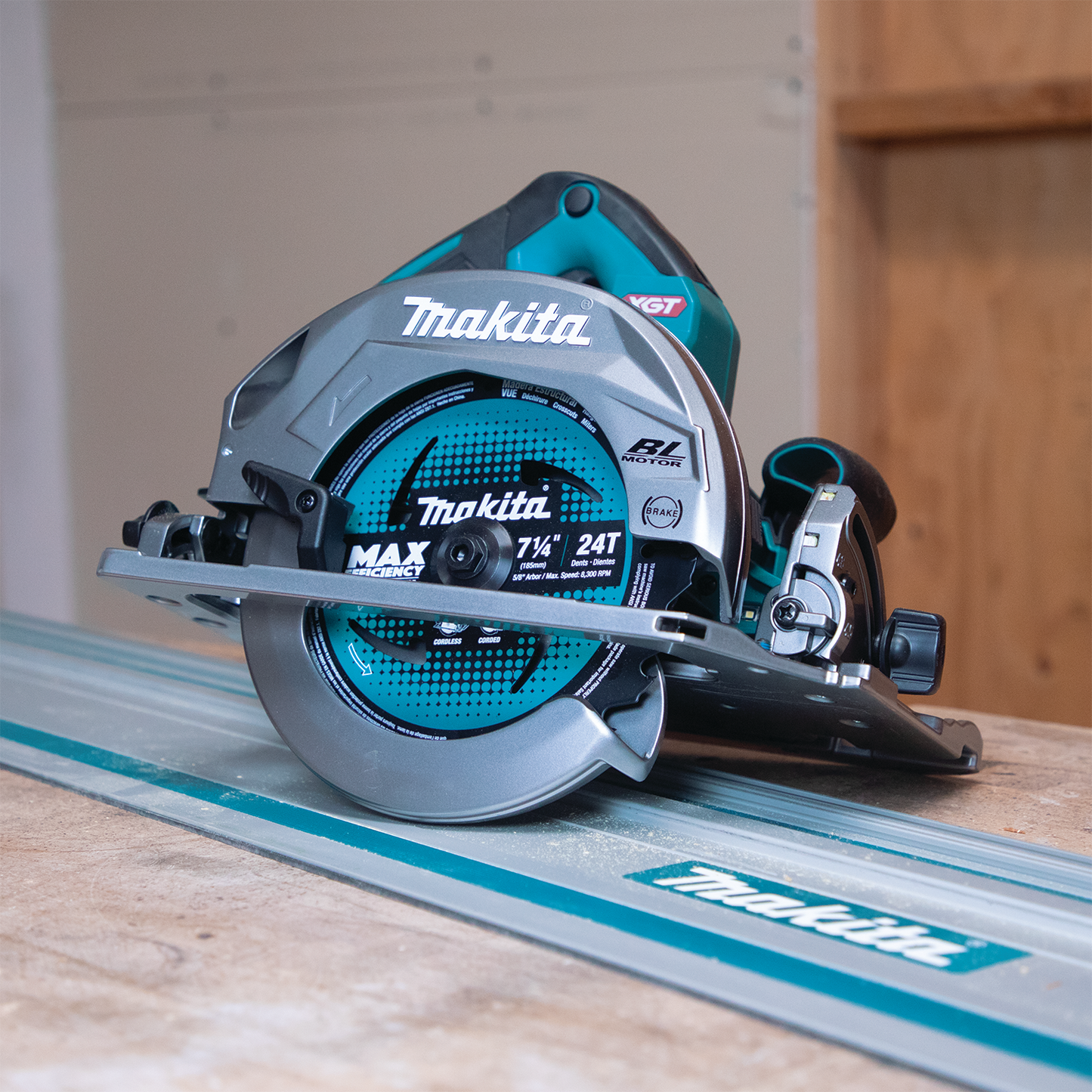 Makita GSH02M1 40V max XGT® Brushless Cordless 7‘1/4" Circular Saw Kit with Guide Rail Compatible Base, AWS® Capable, 4.0Ah