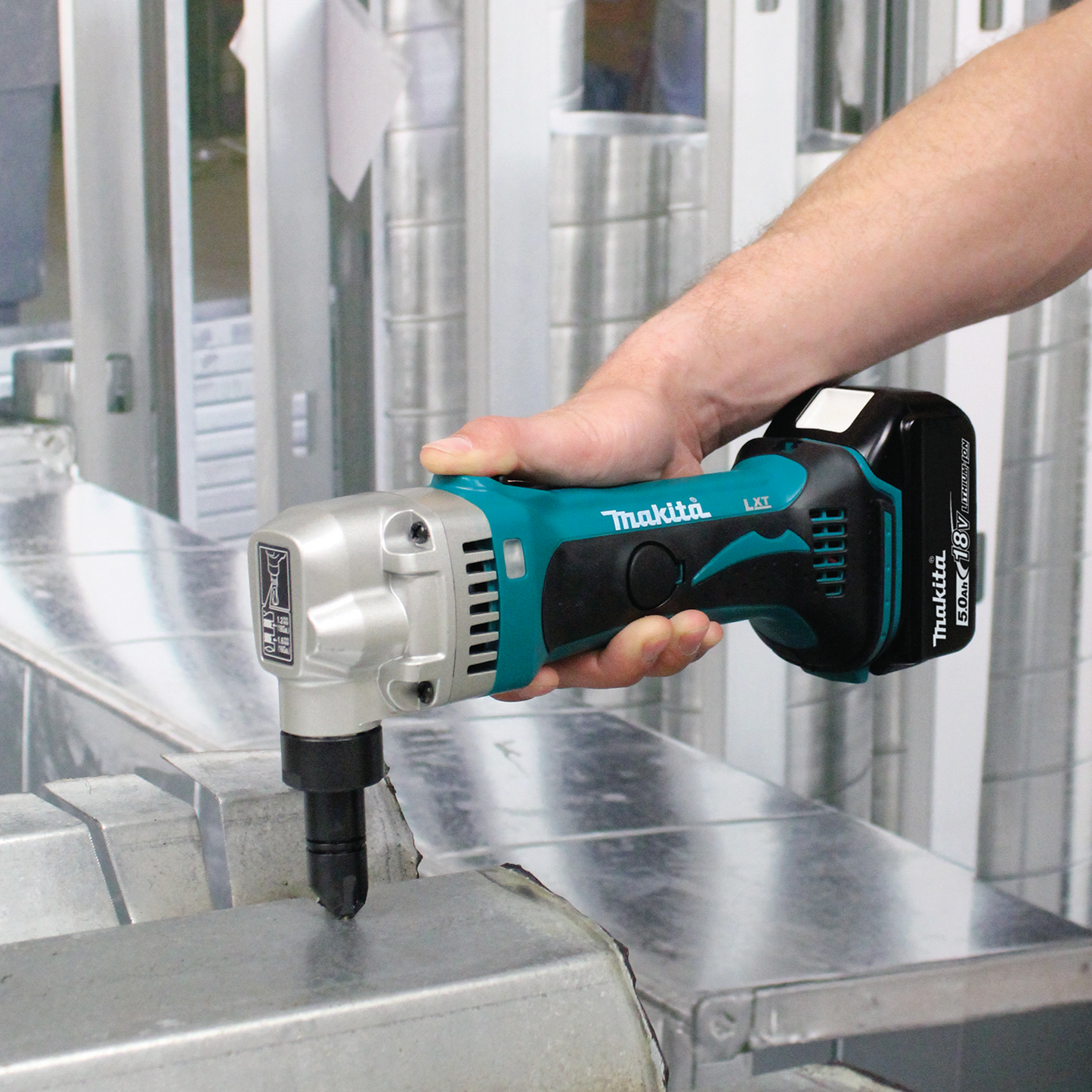 Makita XNJ01T 18V LXT® Lithium‘Ion Cordless 16 Gauge Nibbler Kit (5.0Ah)