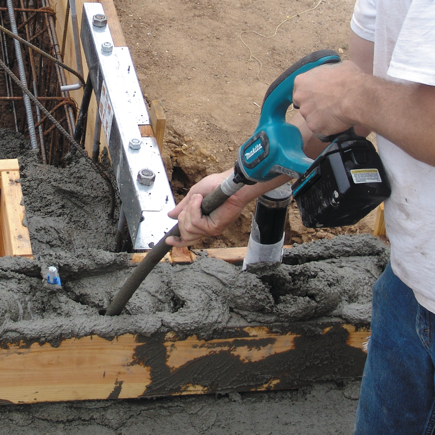 Makita XRV01Z 18V LXT® Lithium‘Ion Cordless 4' Concrete Vibrator, Tool Only