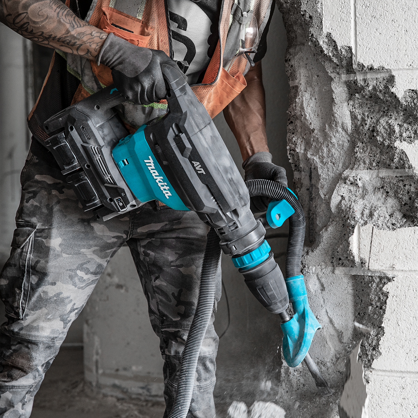 Makita GMH02PM 80V max (40V max X2) XGT® Brushless 28 lb. SDS‘MAX AVT® Demolition Hammer Kit, AWS® Capable (4.0Ah)