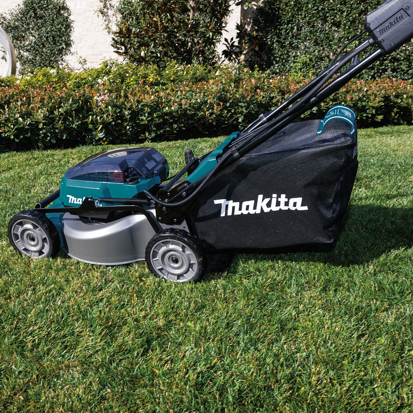 Makita XML06PT1 36V (18V X2) LXT® Brushless 18" Self‘Propelled Commercial Lawn Mower Kit with 4 Batteries (5.0Ah)