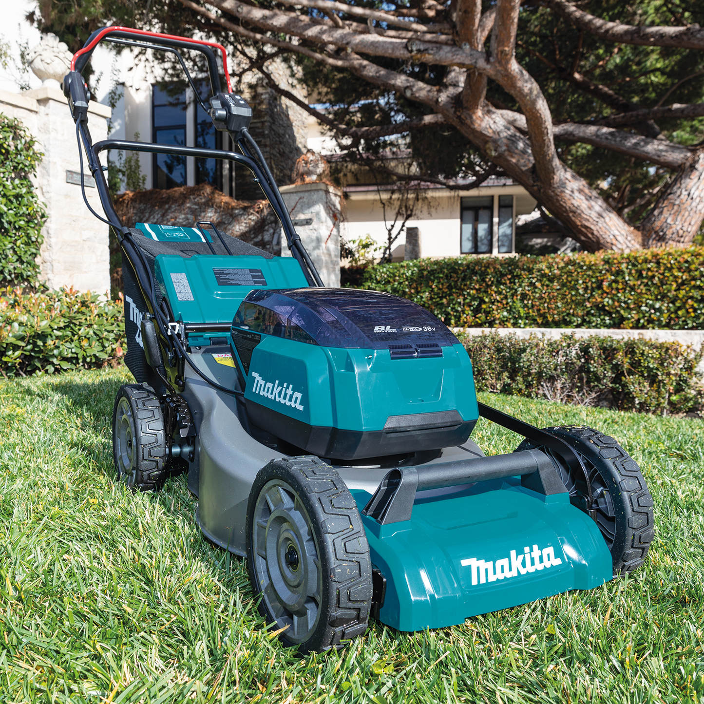 Makita XML06PT1 36V (18V X2) LXT® Brushless 18" Self‘Propelled Commercial Lawn Mower Kit with 4 Batteries (5.0Ah)