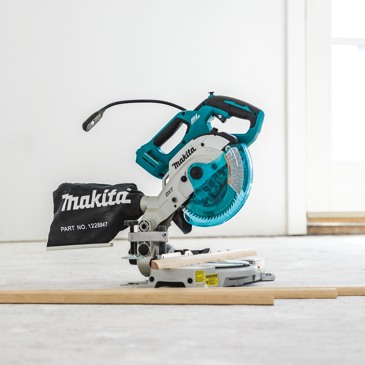 Makita XSL05Z 18V LXT® Lithium‘Ion Brushless Cordless 6‘1/2" Compact Dual‘Bevel Compound Miter Saw with Laser, Tool Only