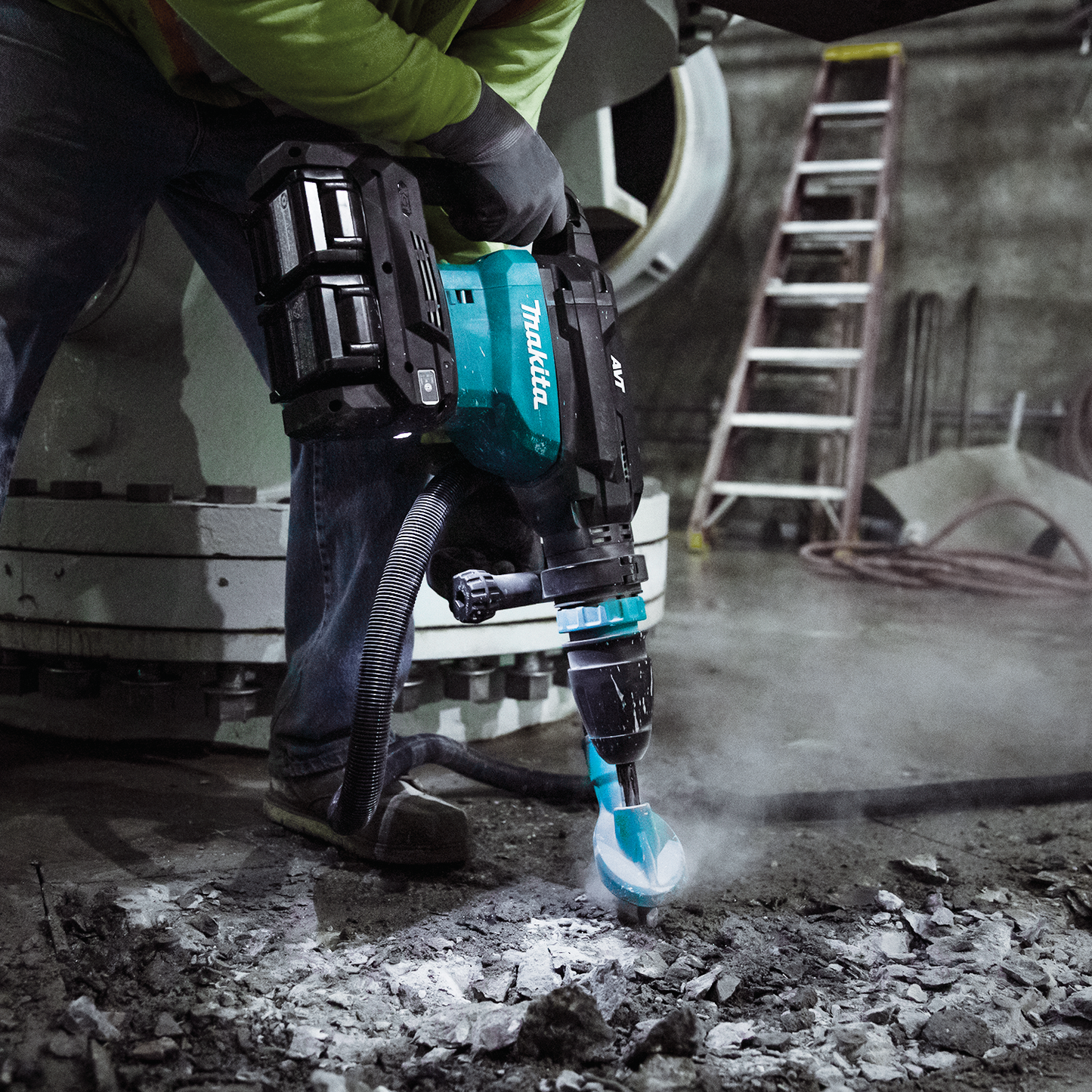 Makita GMH02PM 80V max (40V max X2) XGT® Brushless 28 lb. SDS‘MAX AVT® Demolition Hammer Kit, AWS® Capable (4.0Ah)