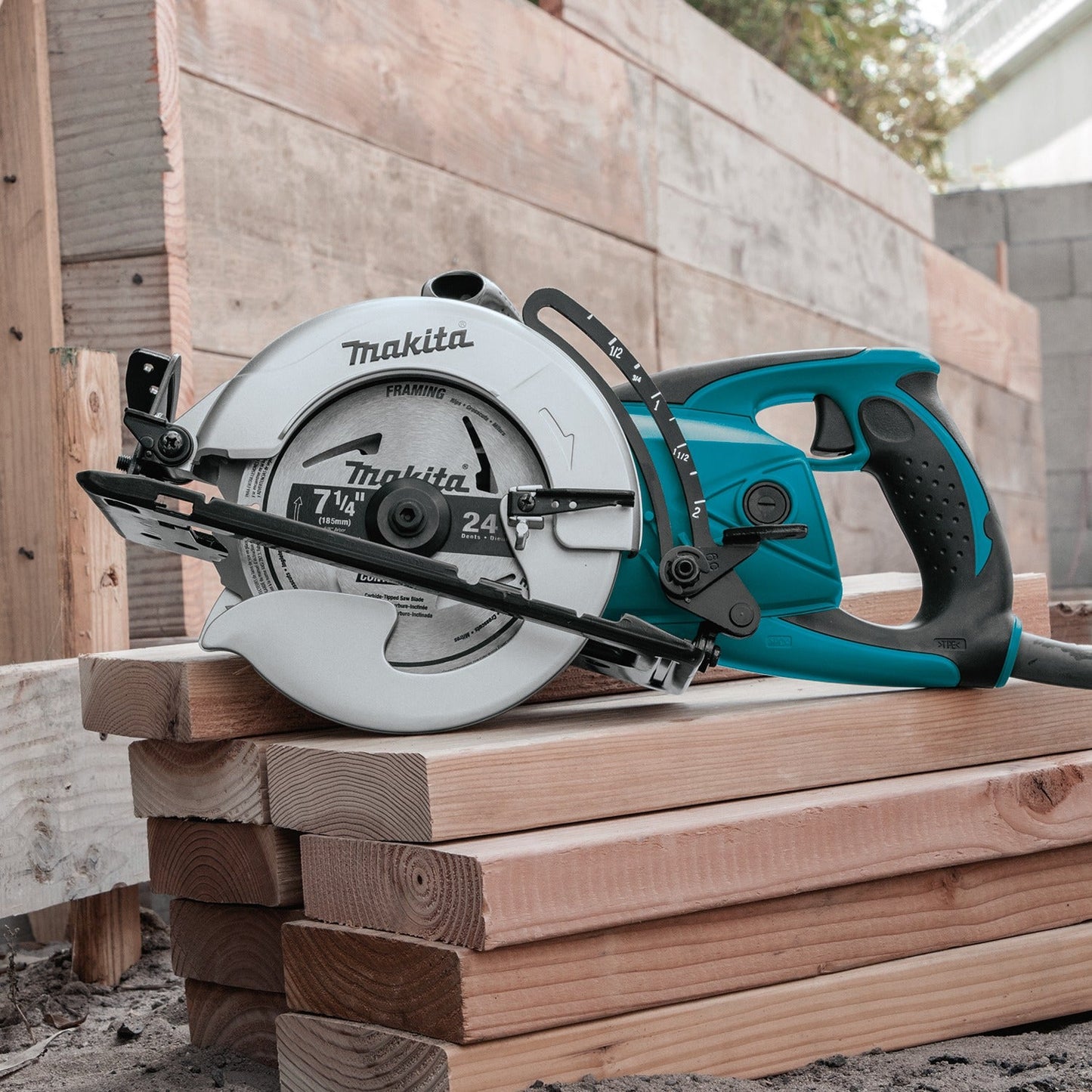 Makita 5477NB 7‘1/4" Hypoid Saw