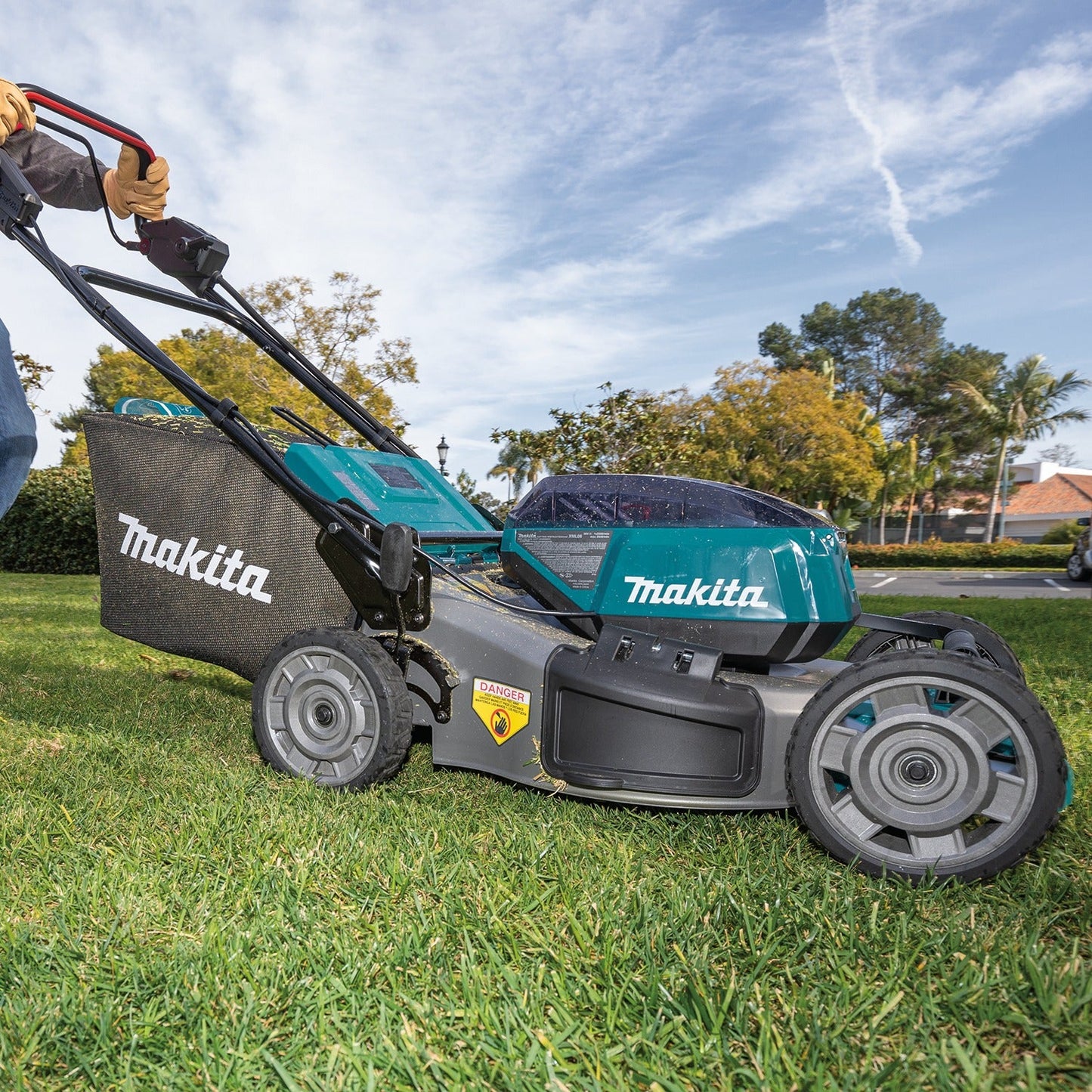 Makita XML08PT1 36V (18V X2) LXT® Brushless 21" Self‘Propelled Commercial Lawn Mower Kit with 4 Batteries (5.0Ah)