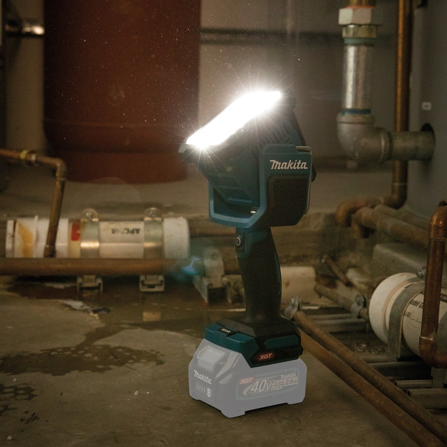 Makita ML007G 40V max XGT® Cordless L.E.D. Flashlight / Spotlight, Light Only