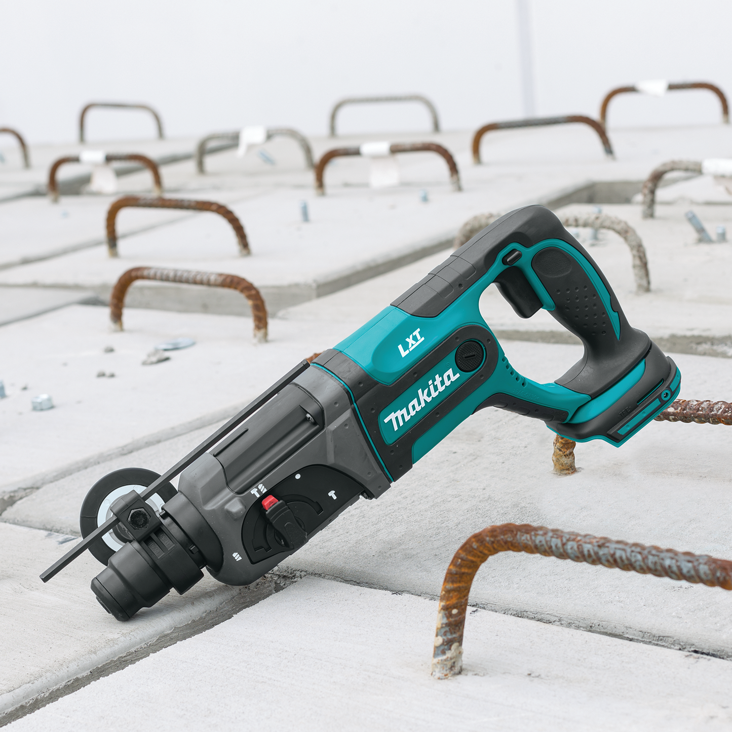 Makita XRH04Z 18V LXT® Lithium‘Ion Cordless 7/8" SDS‘PLUS Rotary Hammer, Tool Only