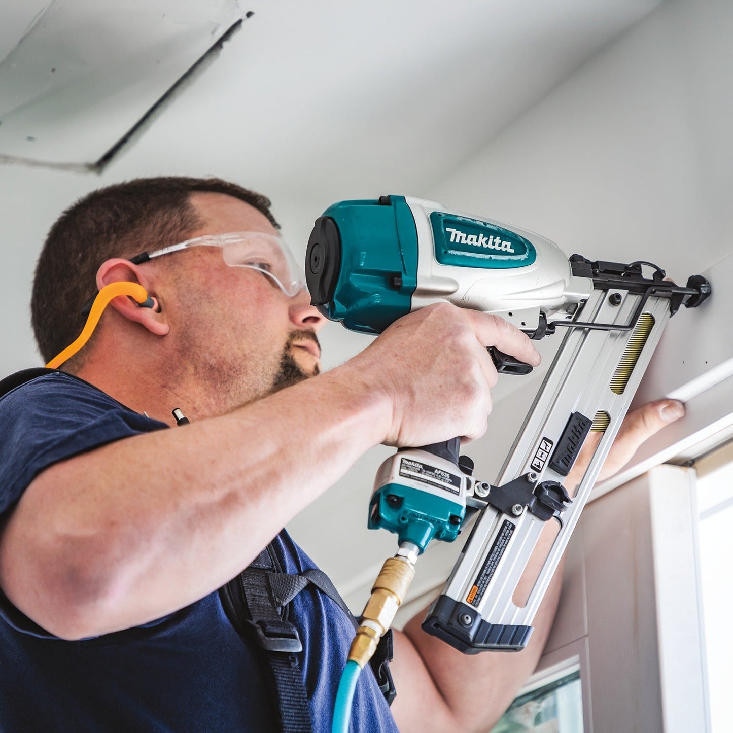 Makita AF635 15 Gauge, 2‘1/2" Angled Finish Nailer, 34°