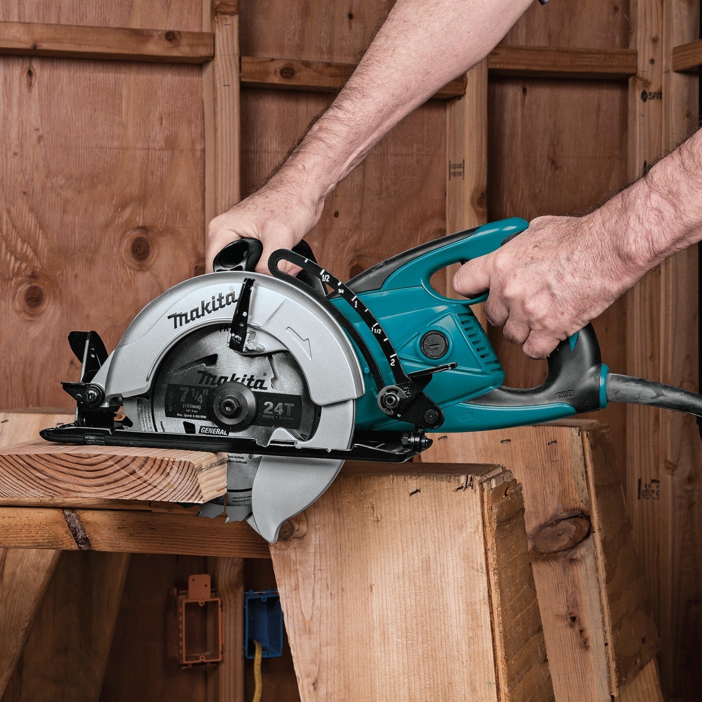 Makita 5477NB 7‘1/4" Hypoid Saw