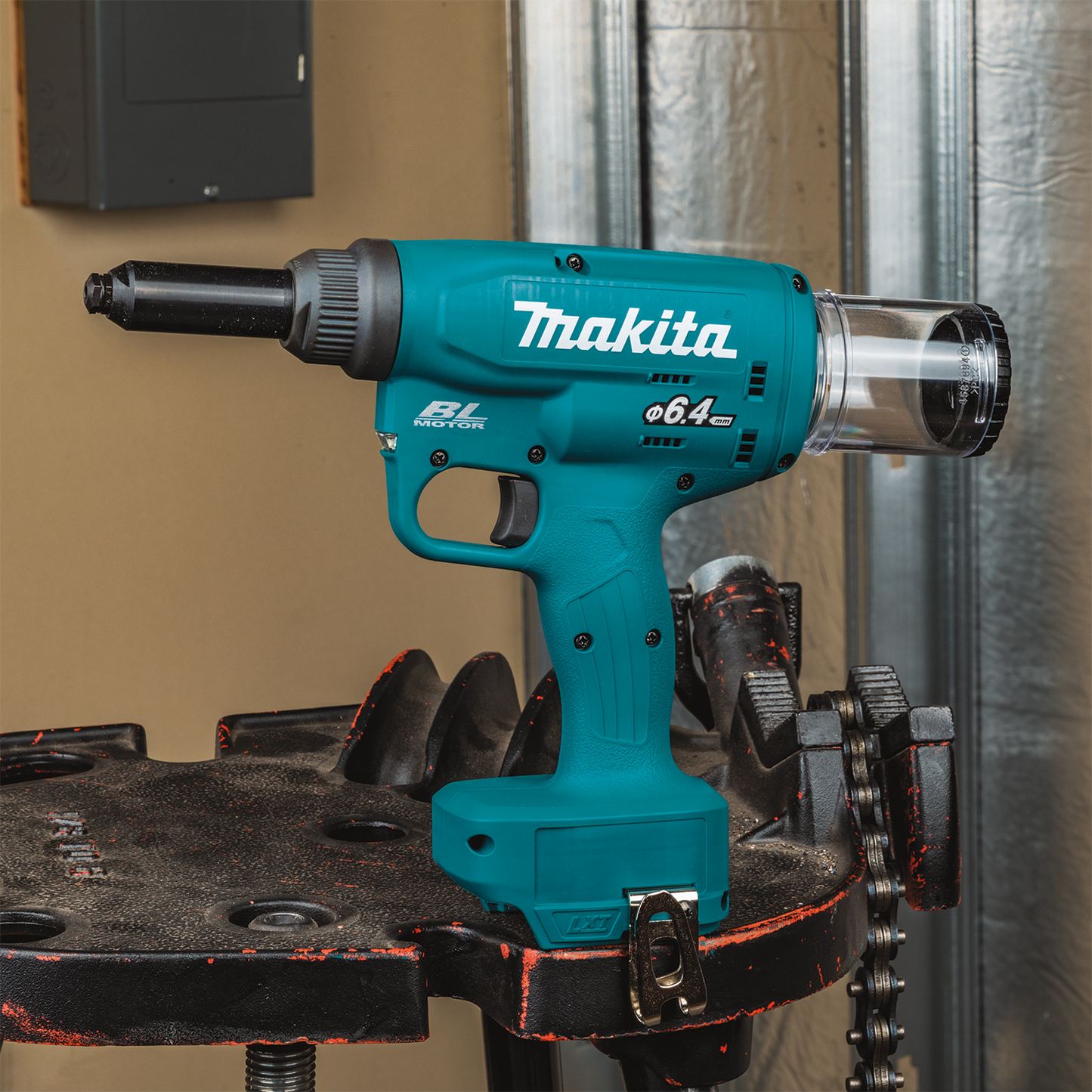 Makita XVR02Z 18V LXT® Lithium‘Ion Brushless Cordless Rivet Tool, Tool Only