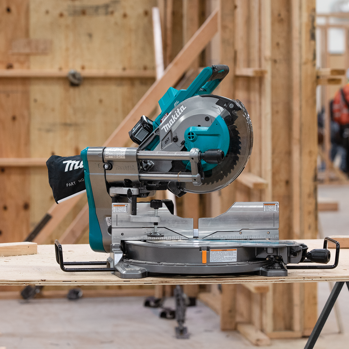 Makita GSL03M1 40V max XGT® Brushless Cordless 10" Dual‘Bevel Sliding Compound Miter Saw Kit, AWS® Capable (4.0Ah)