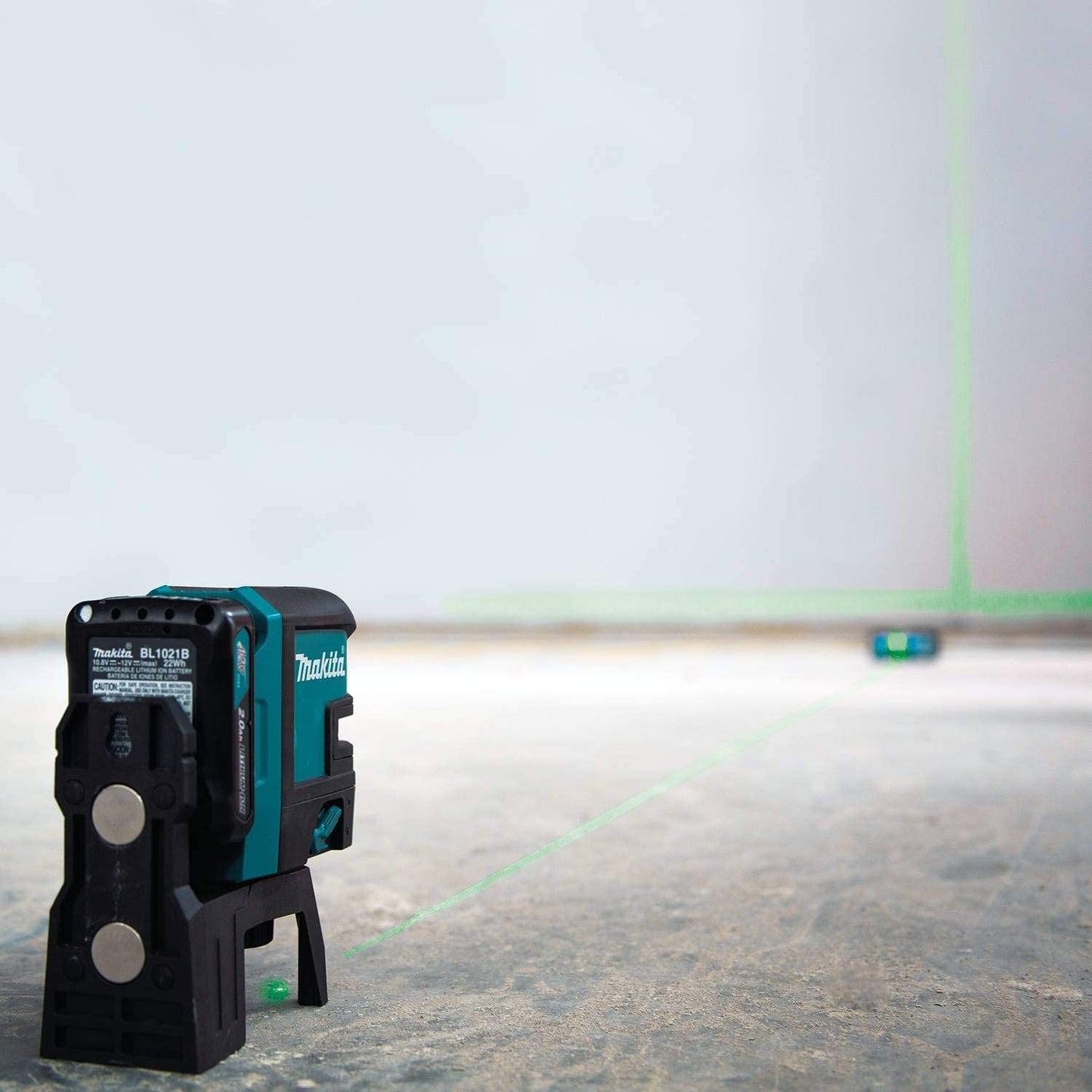 Makita SK106GDNAX 12V max CXT® Lithium‘Ion Cordless Self‘Leveling Cross‘Line/4‘Point Green Beam Laser Kit (2.0Ah)