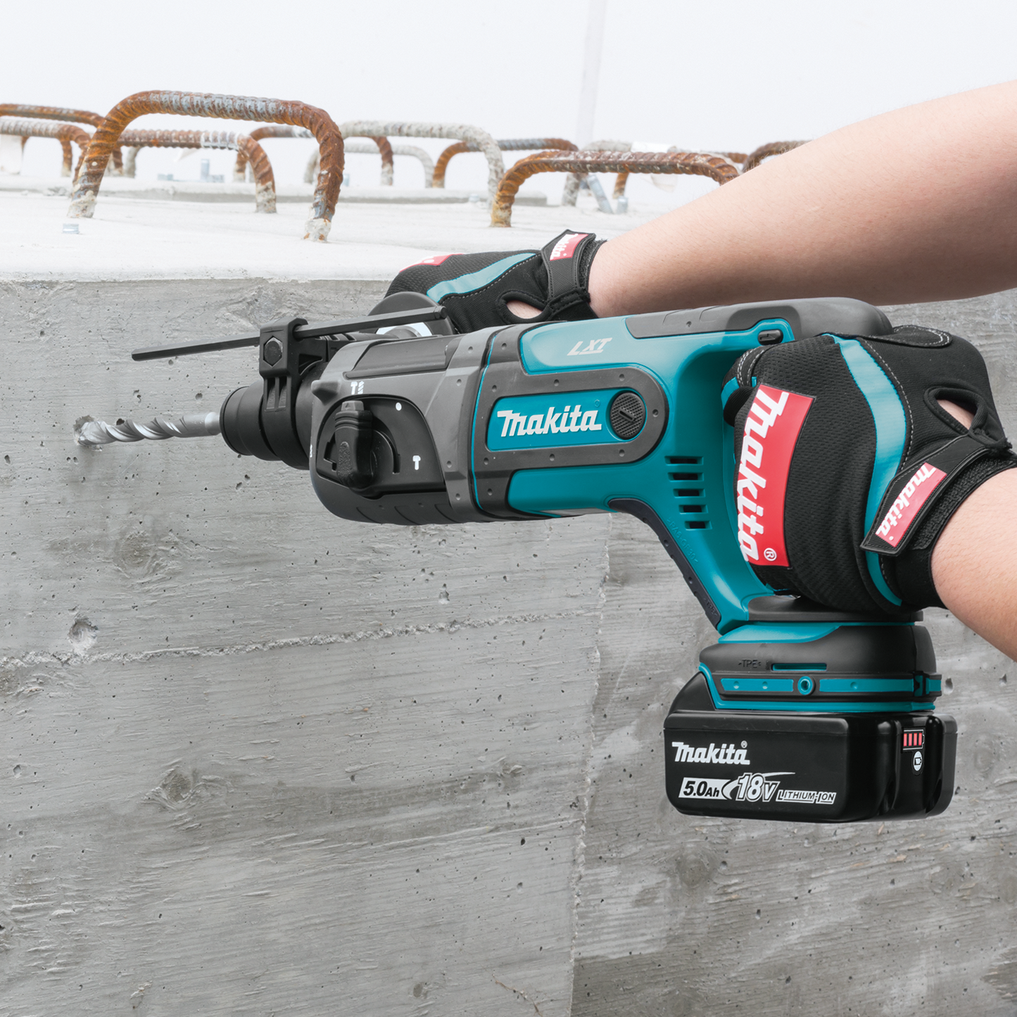 Makita XRH04T 18V LXT® Lithium‘Ion Cordless 7/8" SDS‘PLUS Rotary Hammer Kit, (5.0Ah)