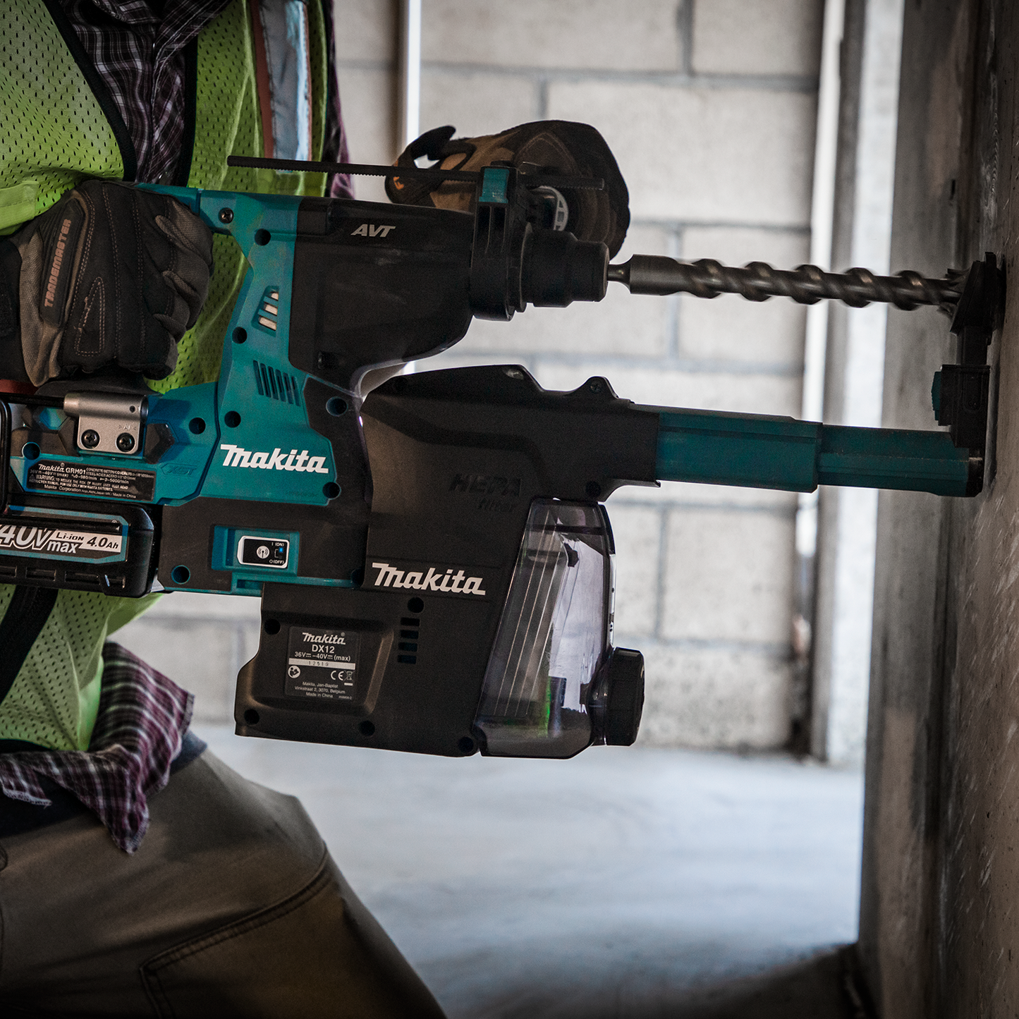 Makita GRH01M1W 40V max XGT® Brushless Cordless 1‘1/8" SDS‘PLUS AVT® Rotary Hammer Kit w/ Dust Extractor, AFT®, AWS® Capable (4.0Ah)