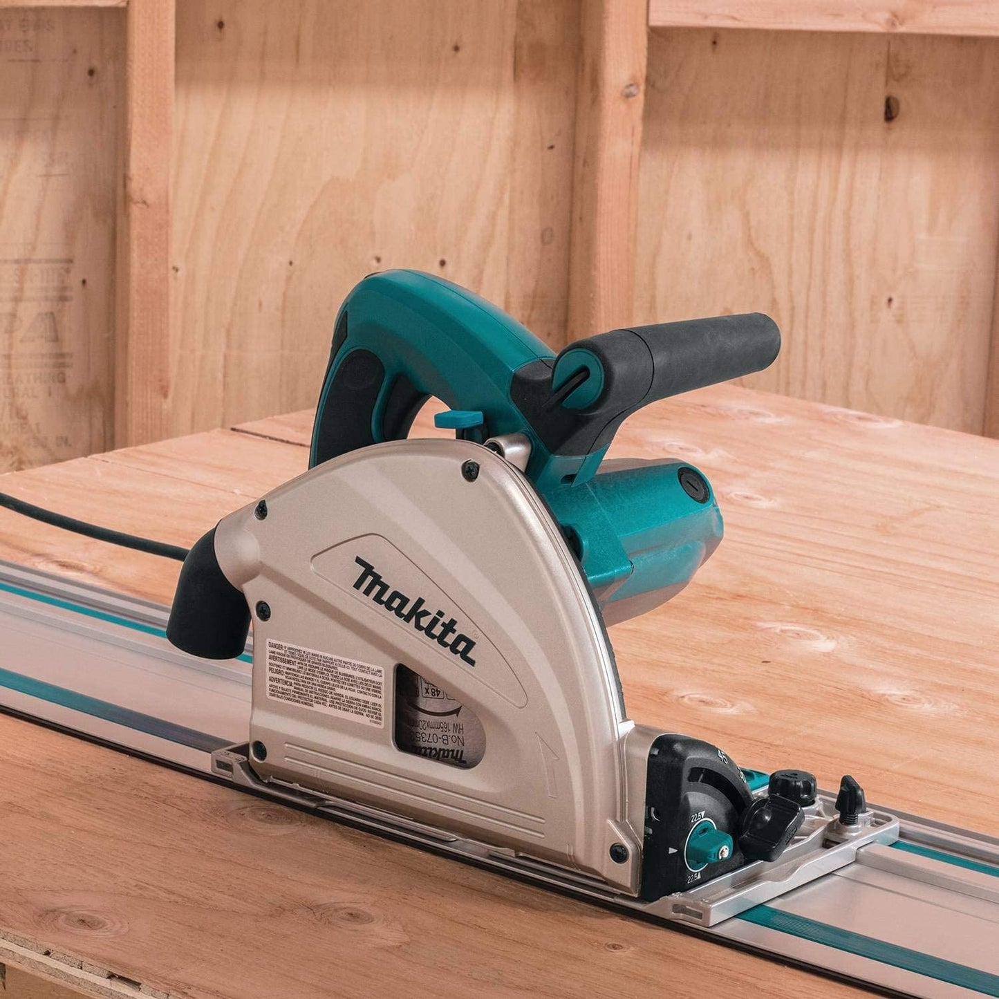 Makita SP6000J1 6 1/2" Plunge Circular Saw Kit, With Stackable Tool Case And 55" Guide Rail