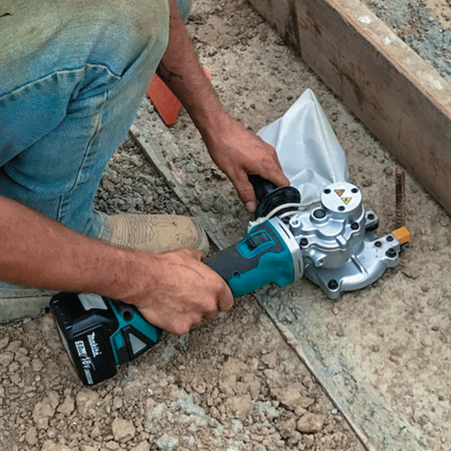 Makita XCS06T1 18V LXT® Lithium‘Ion Brushless Cordless Steel Rod Flush‘Cutter Kit (5.0Ah)