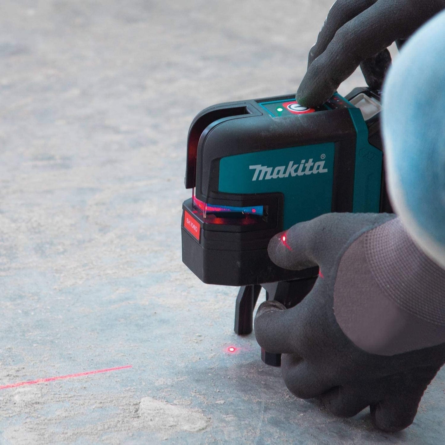 Makita SK106DNAX 12V max CXT® Lithium‘Ion Cordless Self‘Leveling Cross‘Line/4‘Point Red Beam Laser Kit (2.0Ah)