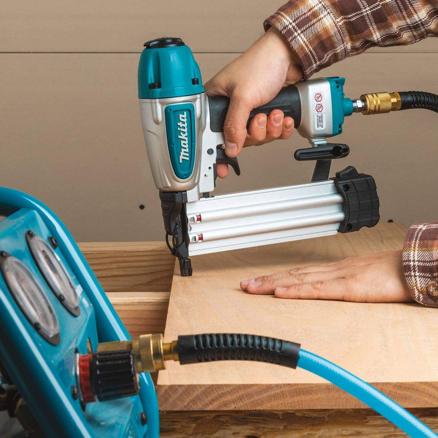 Makita MAC100QK1 Quiet Series 1/2 HP, 1 Gallon Compact, Oil‘Free, Electric Air Compressor, and 18 Gauge Brad Nailer Combo Kit