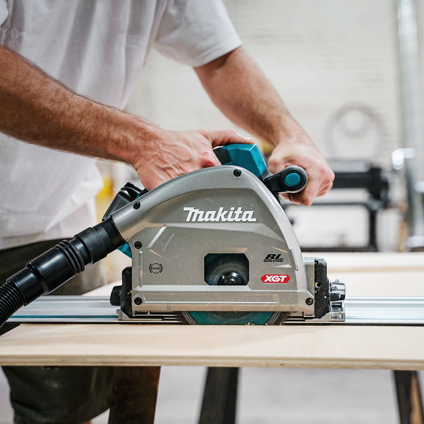 Makita GPS01M1J 40V max XGT® Brushless Cordless 6‘1/2" Plunge Circular Saw Kit, AWS® Capable (4.0Ah)