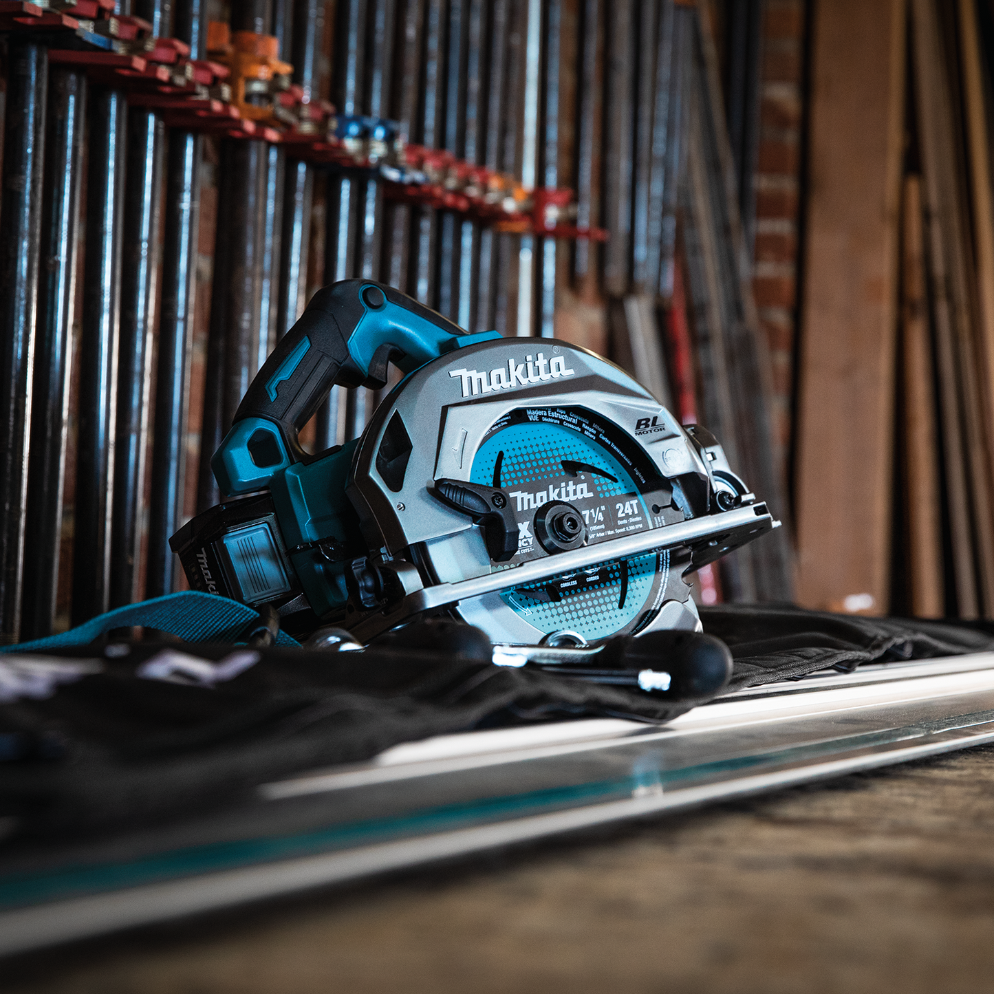 Makita GSH02M1 40V max XGT® Brushless Cordless 7‘1/4" Circular Saw Kit with Guide Rail Compatible Base, AWS® Capable, 4.0Ah