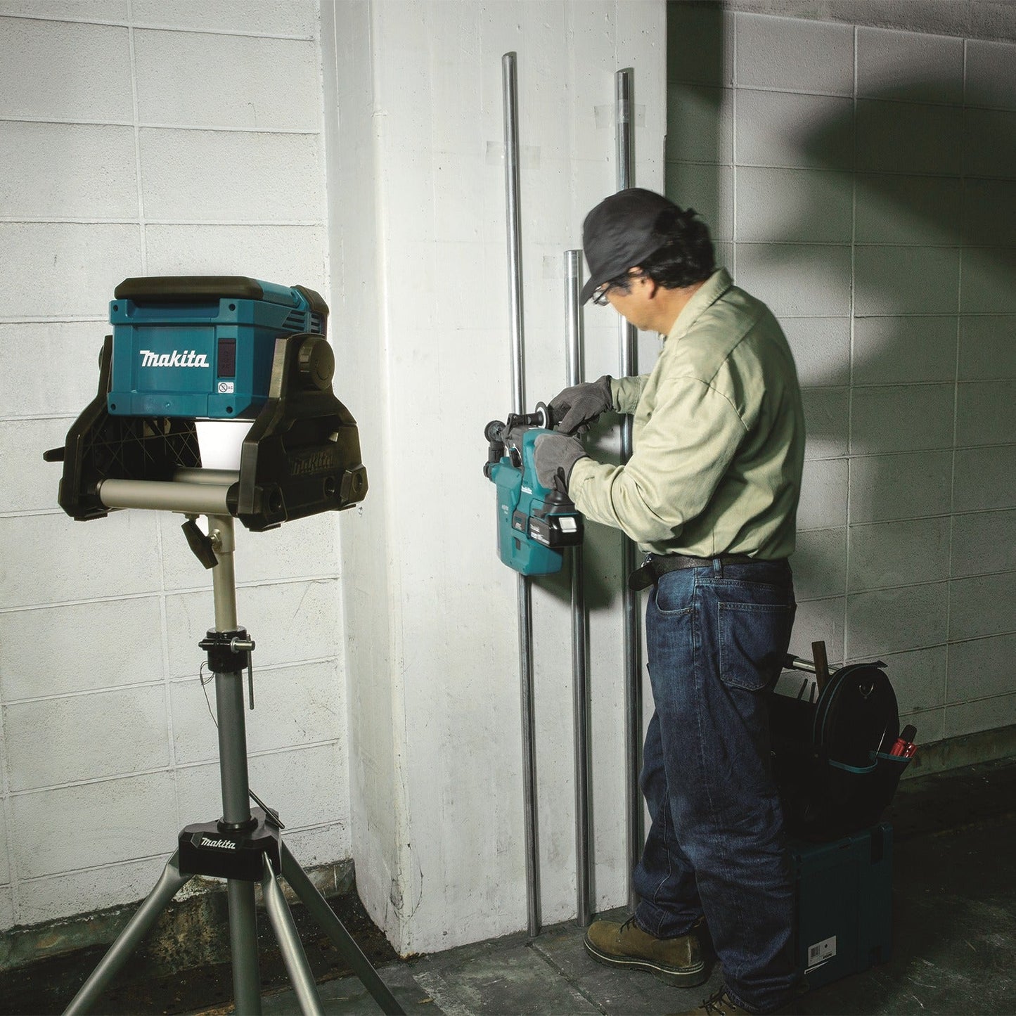 Makita DML811 18V LXT® Lithium‘Ion Cordless/Corded Work Light, Light Only