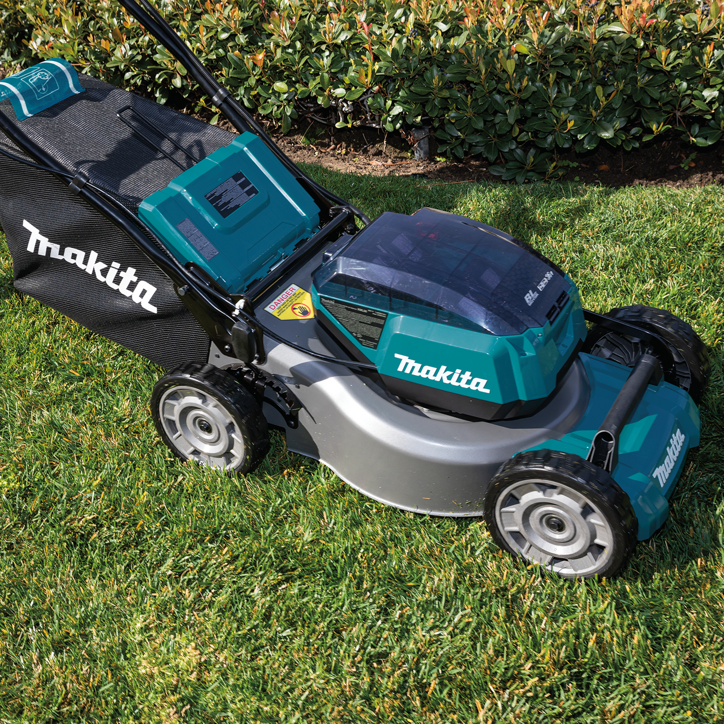 Makita XML06PT1 36V (18V X2) LXT® Brushless 18" Self‘Propelled Commercial Lawn Mower Kit with 4 Batteries (5.0Ah)