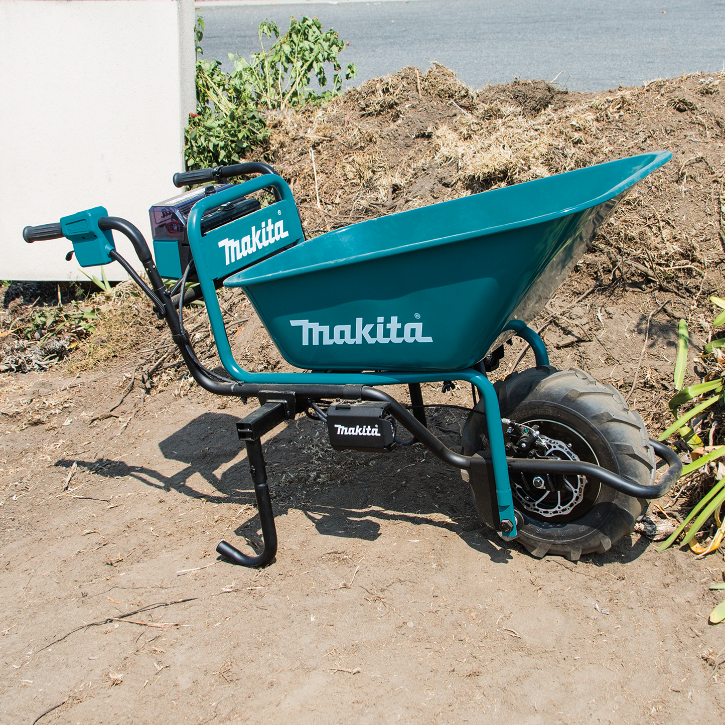 Makita XUC01PTX1 18V X2 LXT® Brushless Cordless Power‘Assisted Wheelbarrow Kit (5.0Ah)