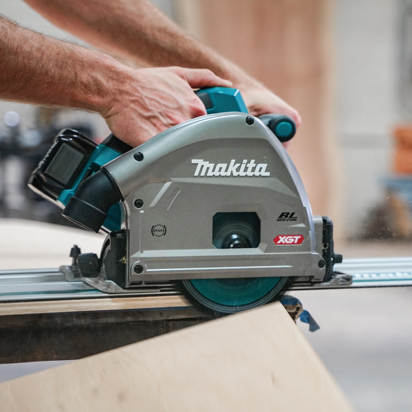 Makita GPS01M1J 40V max XGT® Brushless Cordless 6‘1/2" Plunge Circular Saw Kit, AWS® Capable (4.0Ah)