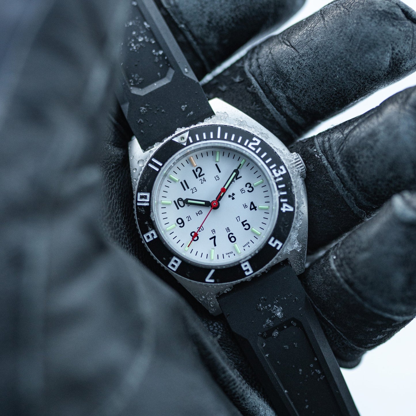 Marathon WW194001SS-0530 Arctic Edition SSNAV Steel Navigator Quartz (41mm) White Dial / Black Rubber Strap