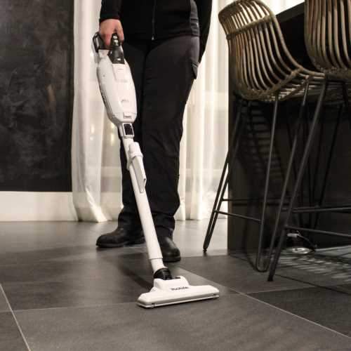 Makita GLC02Z 40V max XGT® Brushless Cordless 4‘Speed Compact Stick Vacuum, w/ Dust Bag, Tool Only