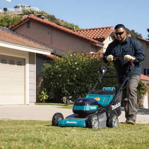 Makita GML01SM 40V max XGT® Brushless 21" Self‘Propelled Commercial Lawn Mower Kit (4.0Ah)