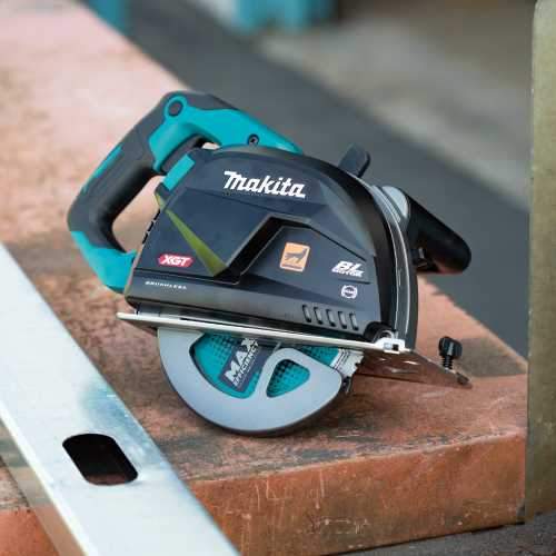 Makita GSC01M1 40V max XGT® Brushless Cordless 7‘1/4" Metal Cutting Saw Kit, with Electric Brake and Chip Collector (4.0Ah)