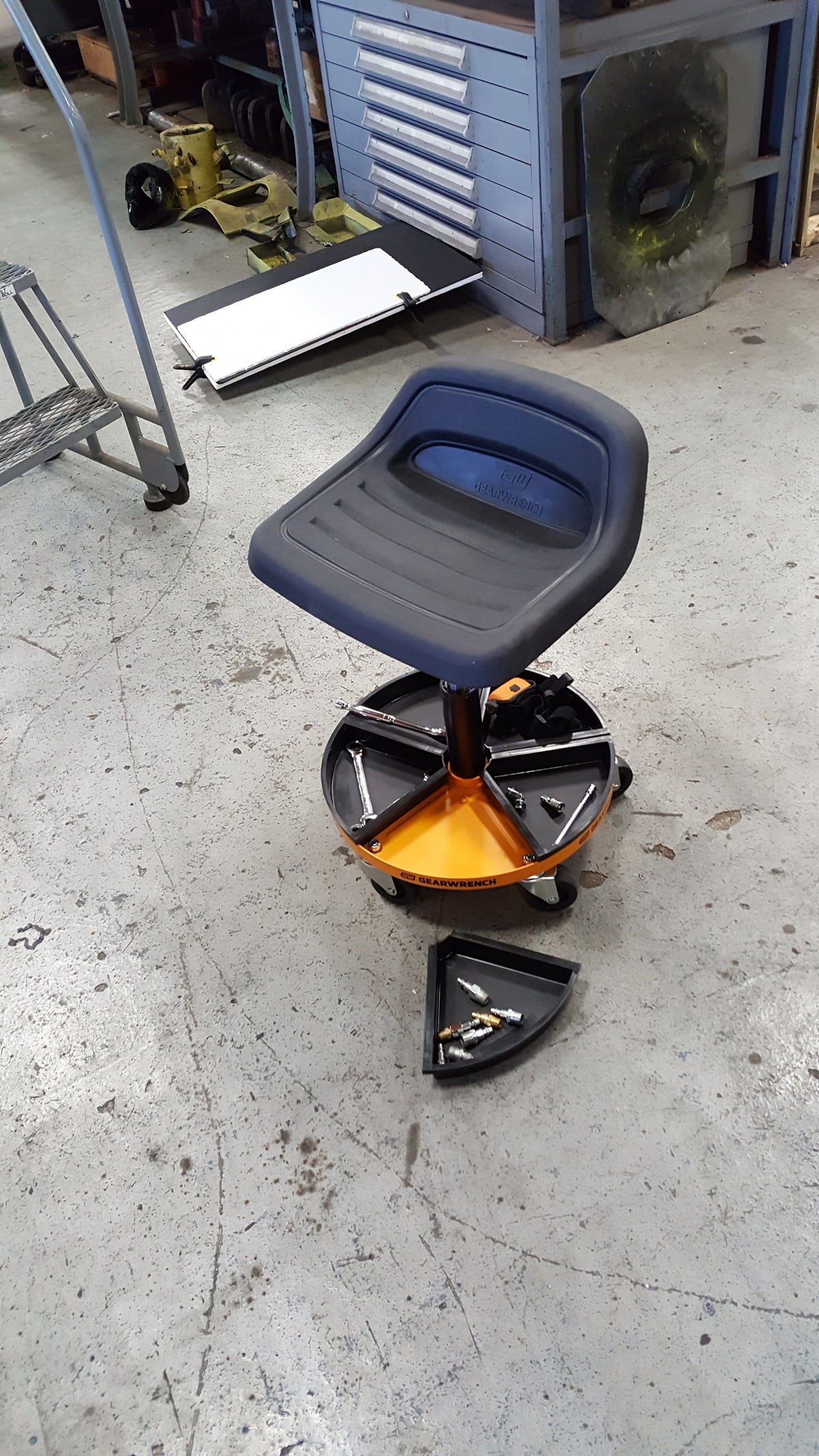 Gearwrench 86994 Adjustable Height Swivel Mechanics Seat 18" to 22"