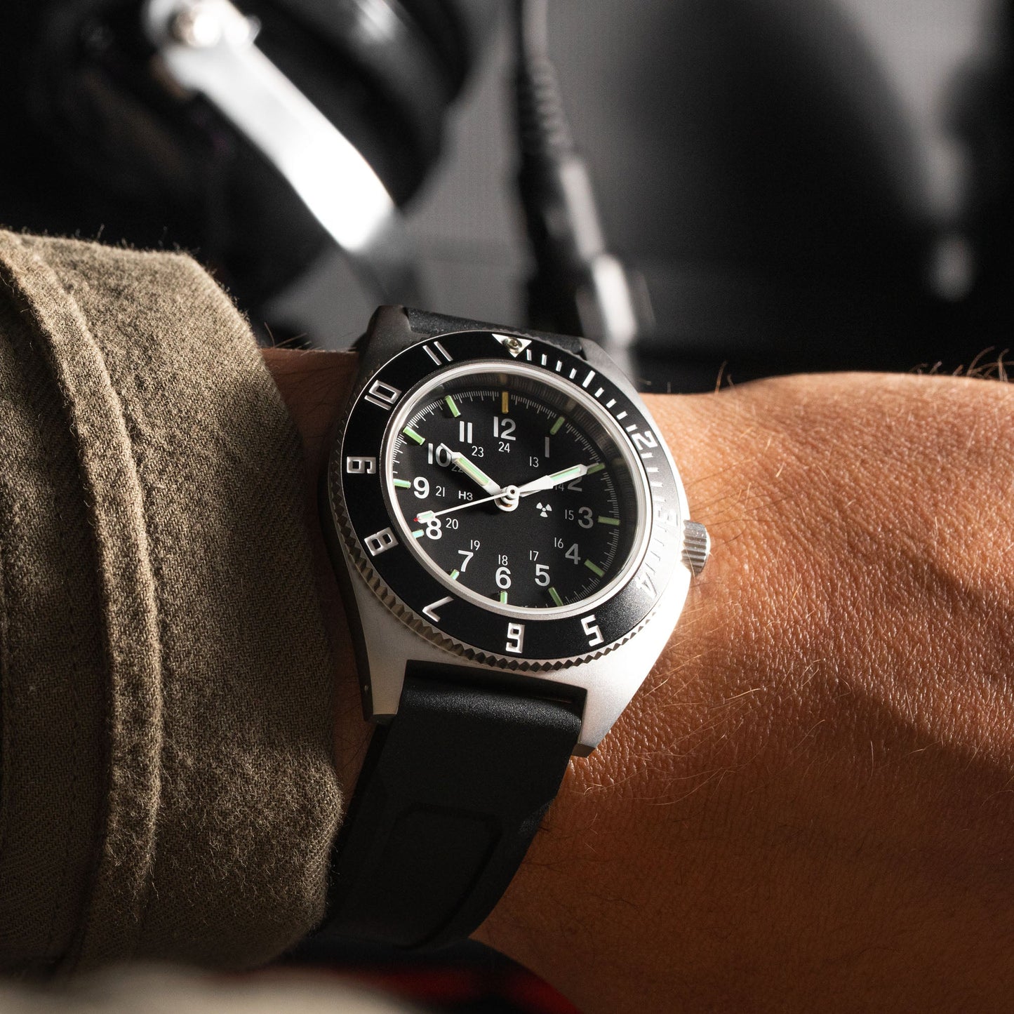 Marathon WW194029SS-0830 41mm SSNAV AUTO Standard-Issue, Tritium Pilot's Automatic, Type II, SS/BKPS 3PC Rubber Strap Kit