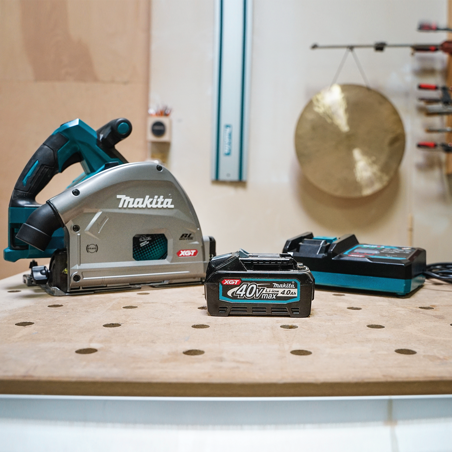 Makita GPS01M1J 40V max XGT® Brushless Cordless 6‘1/2" Plunge Circular Saw Kit, AWS® Capable (4.0Ah)