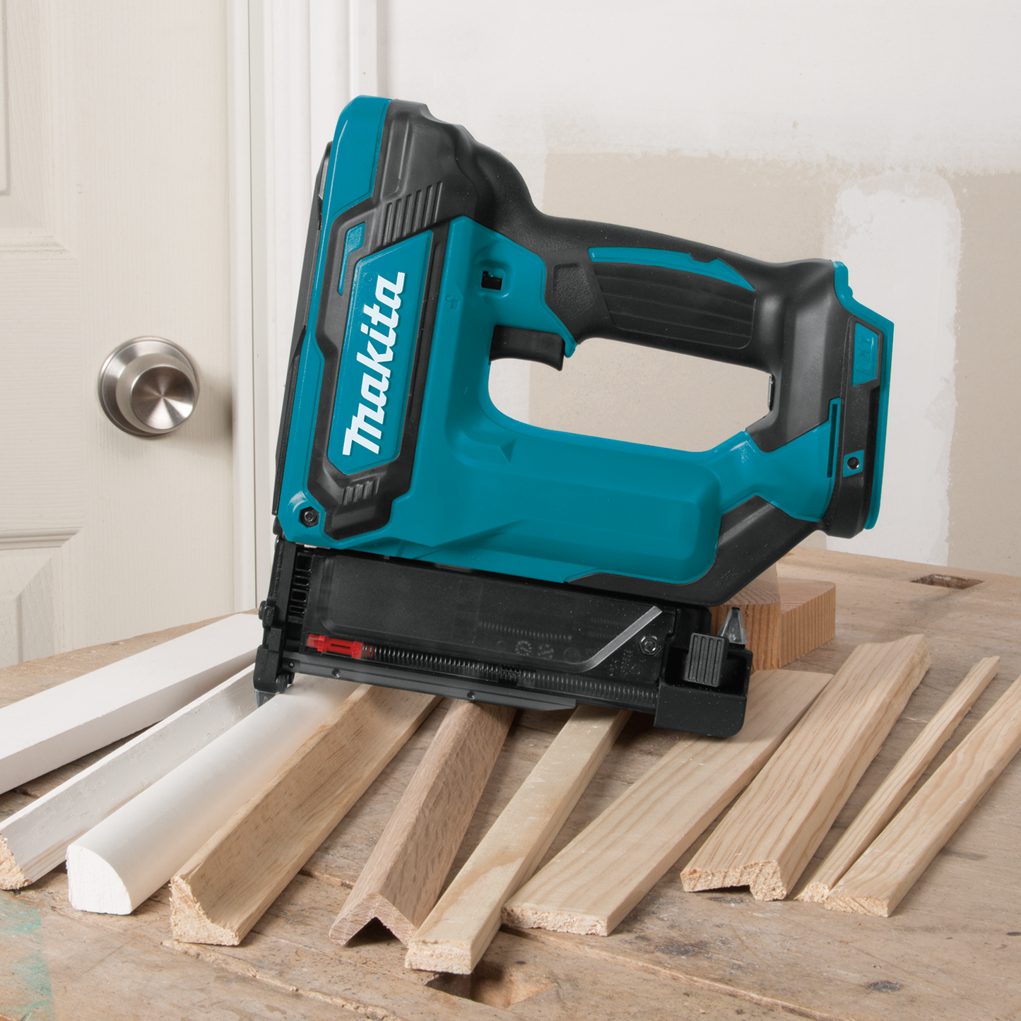 Makita XTP02Z 18V Lxt® Lithiumion Cordless 13/8" Pin Nailer, Tool Only