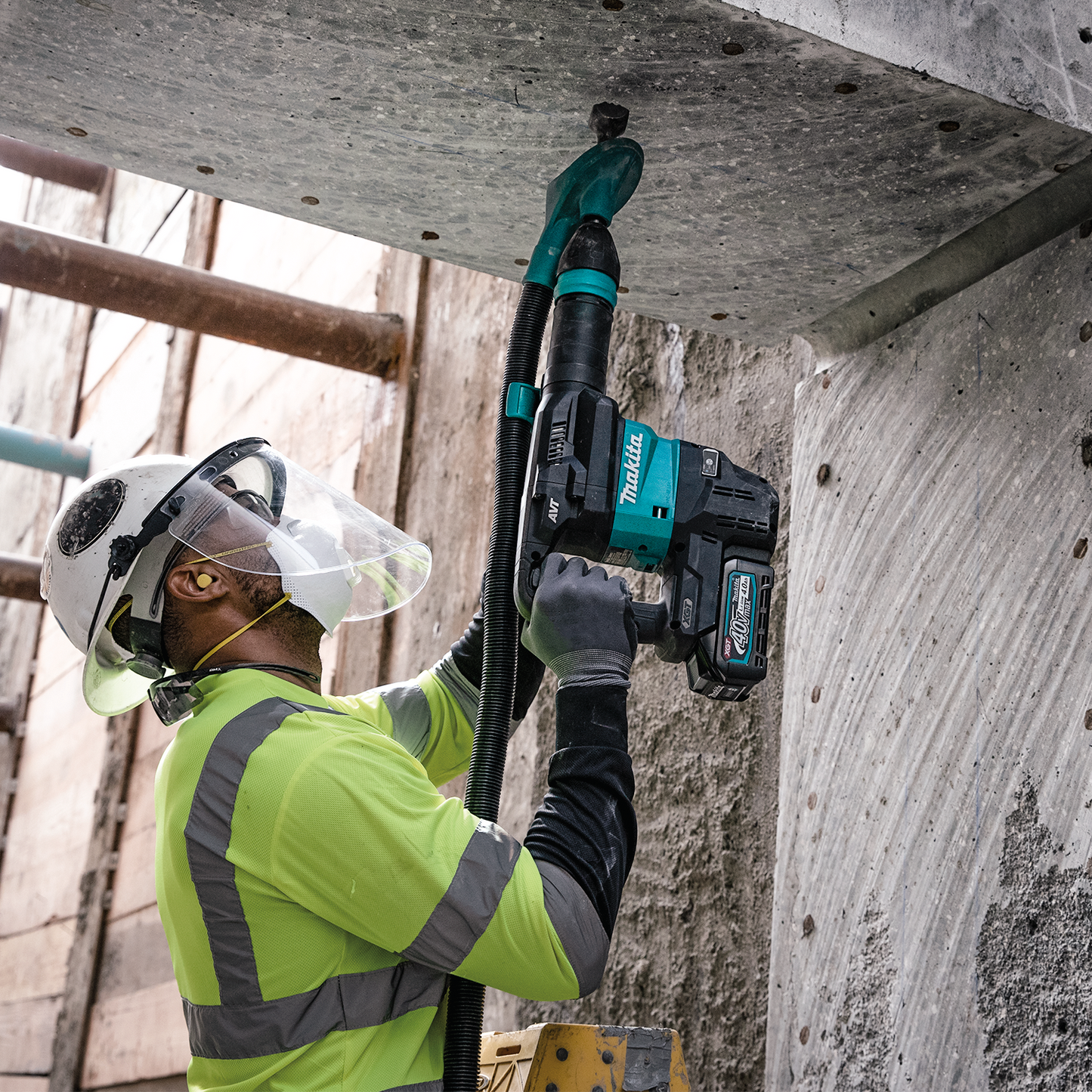 Makita GMH01M1 40V max XGT® Brushless Cordless 15 lb. SDS‘MAX AVT® Demolition Hammer Kit, AWS® Capable (4.0Ah)