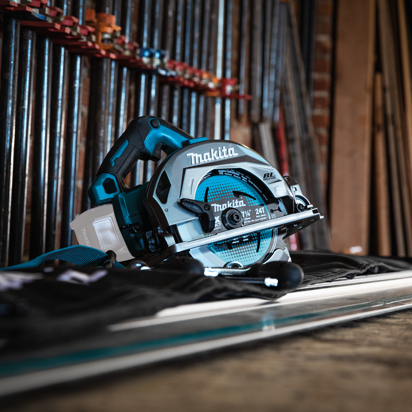 Makita GSH02Z 40V max XGT® Brushless Cordless 7‘1/4" Circular Saw with Guide Rail Compatible Base, AWS® Capable, Tool Only