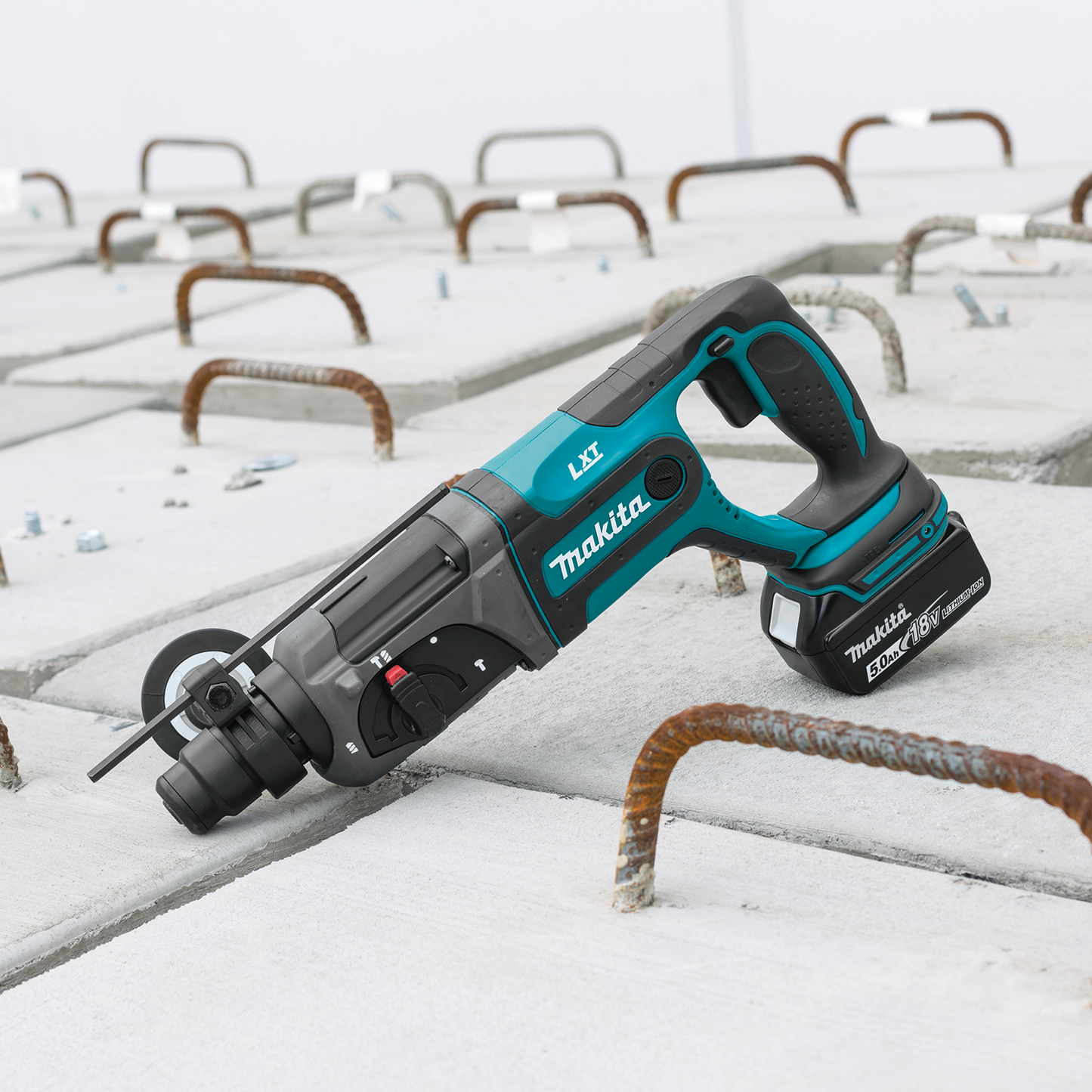 Makita XRH04T 18V LXT® Lithium‘Ion Cordless 7/8" SDS‘PLUS Rotary Hammer Kit, (5.0Ah)