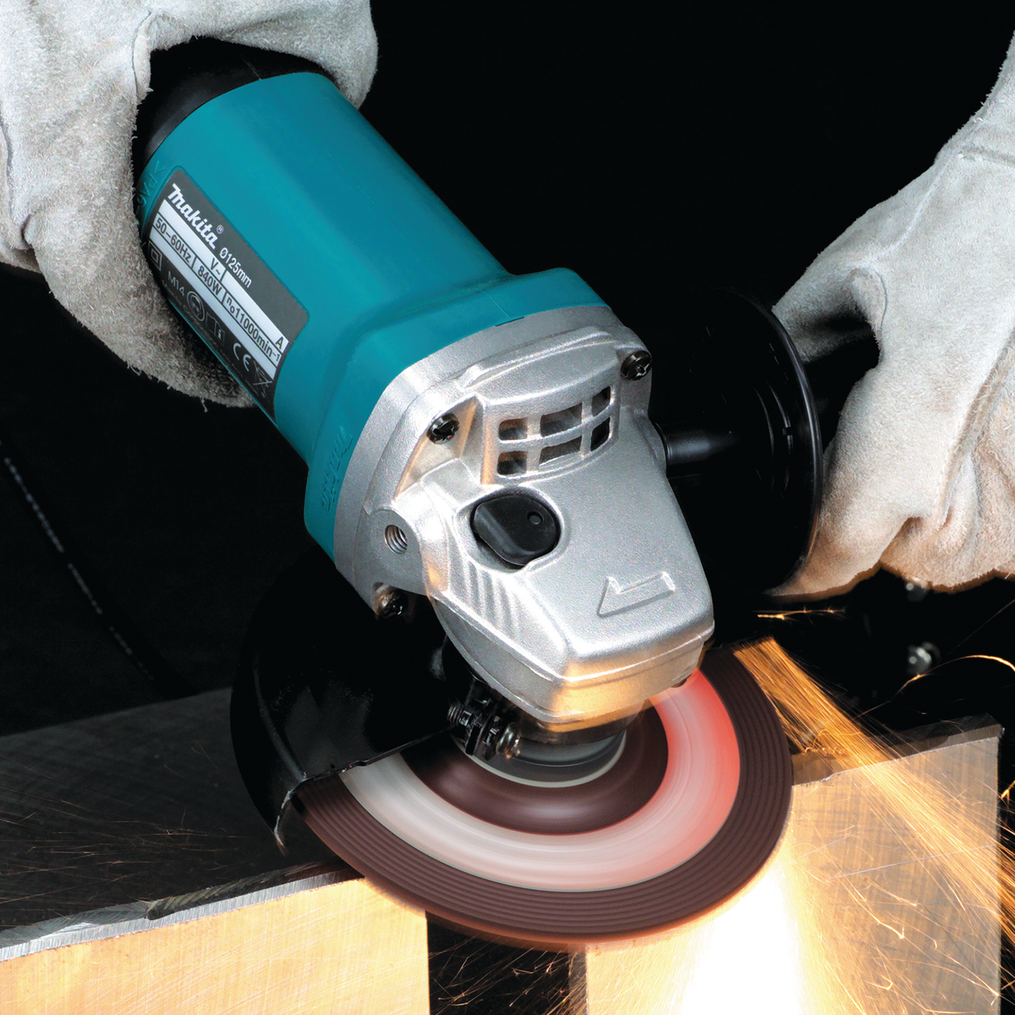 Makita 9557PB 4‘1/2" Paddle Switch Angle Grinder, with AC/DC Switch