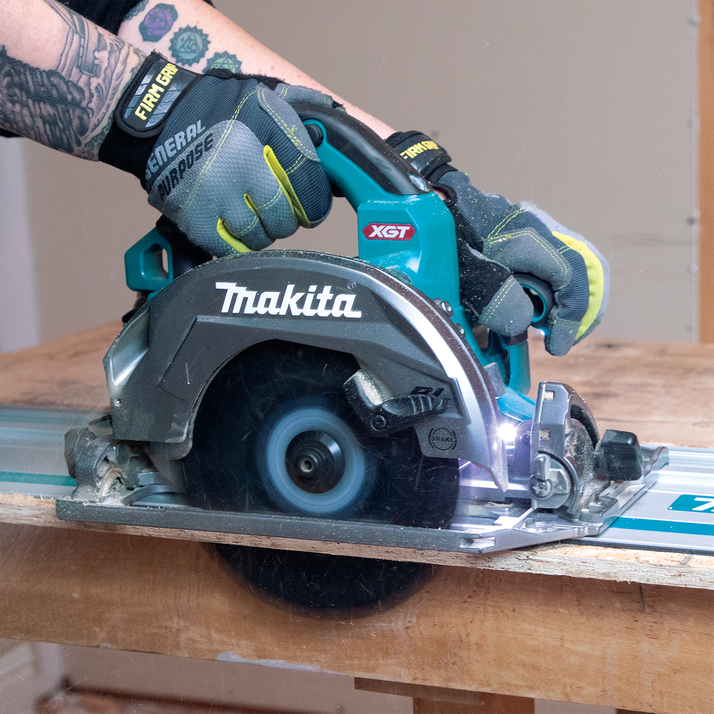 Makita GSH02M1 40V max XGT® Brushless Cordless 7‘1/4" Circular Saw Kit with Guide Rail Compatible Base, AWS® Capable, 4.0Ah