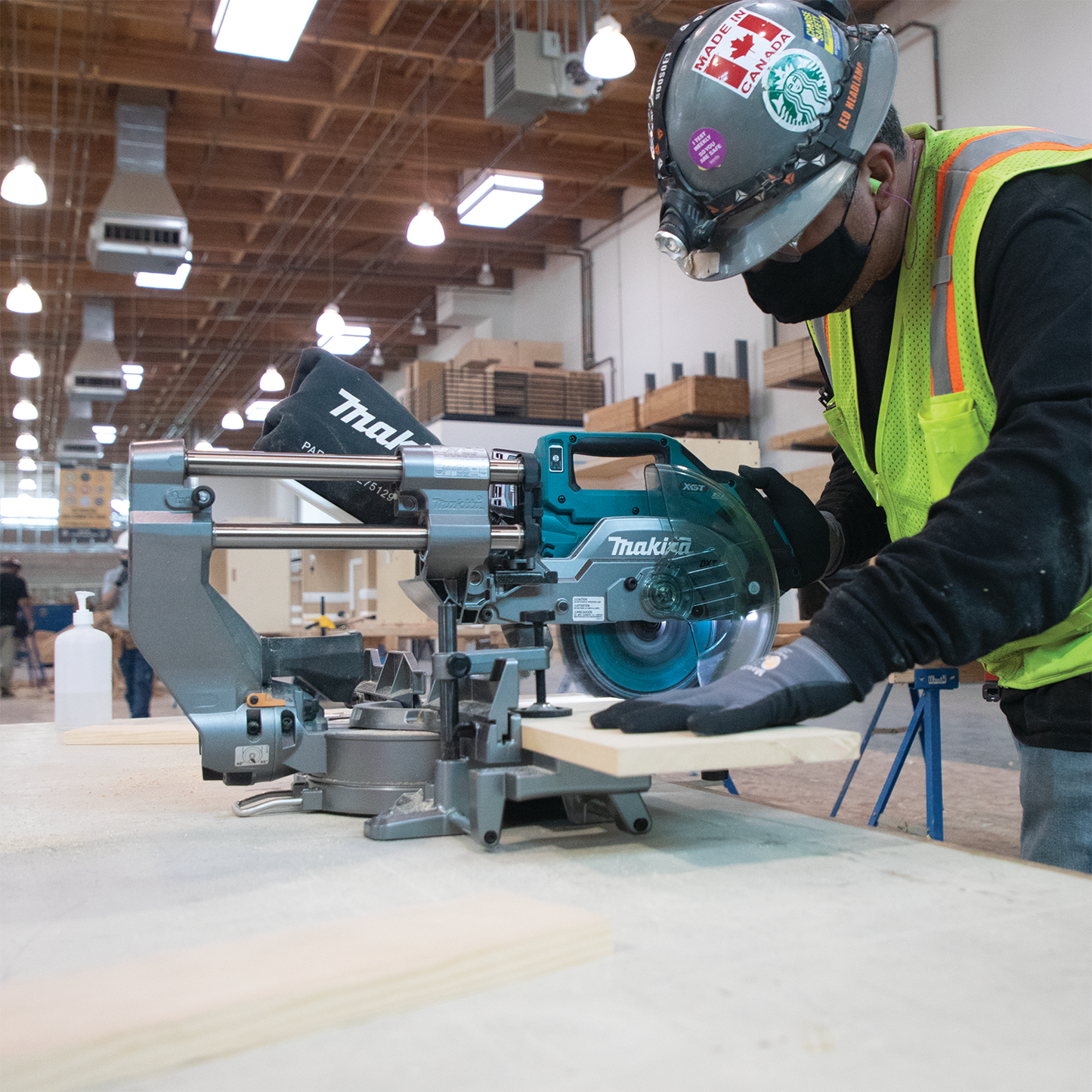 Makita GSL02M1 40V max XGT® Brushless Cordless 8‘1/2" Dual‘Bevel Sliding Compound Miter Saw Kit, AWS® Capable (4.0Ah)