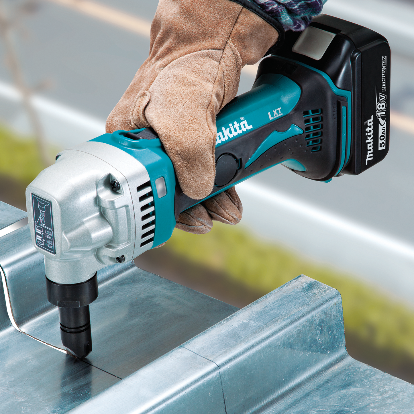 Makita XNJ01T 18V LXT® Lithium‘Ion Cordless 16 Gauge Nibbler Kit (5.0Ah)