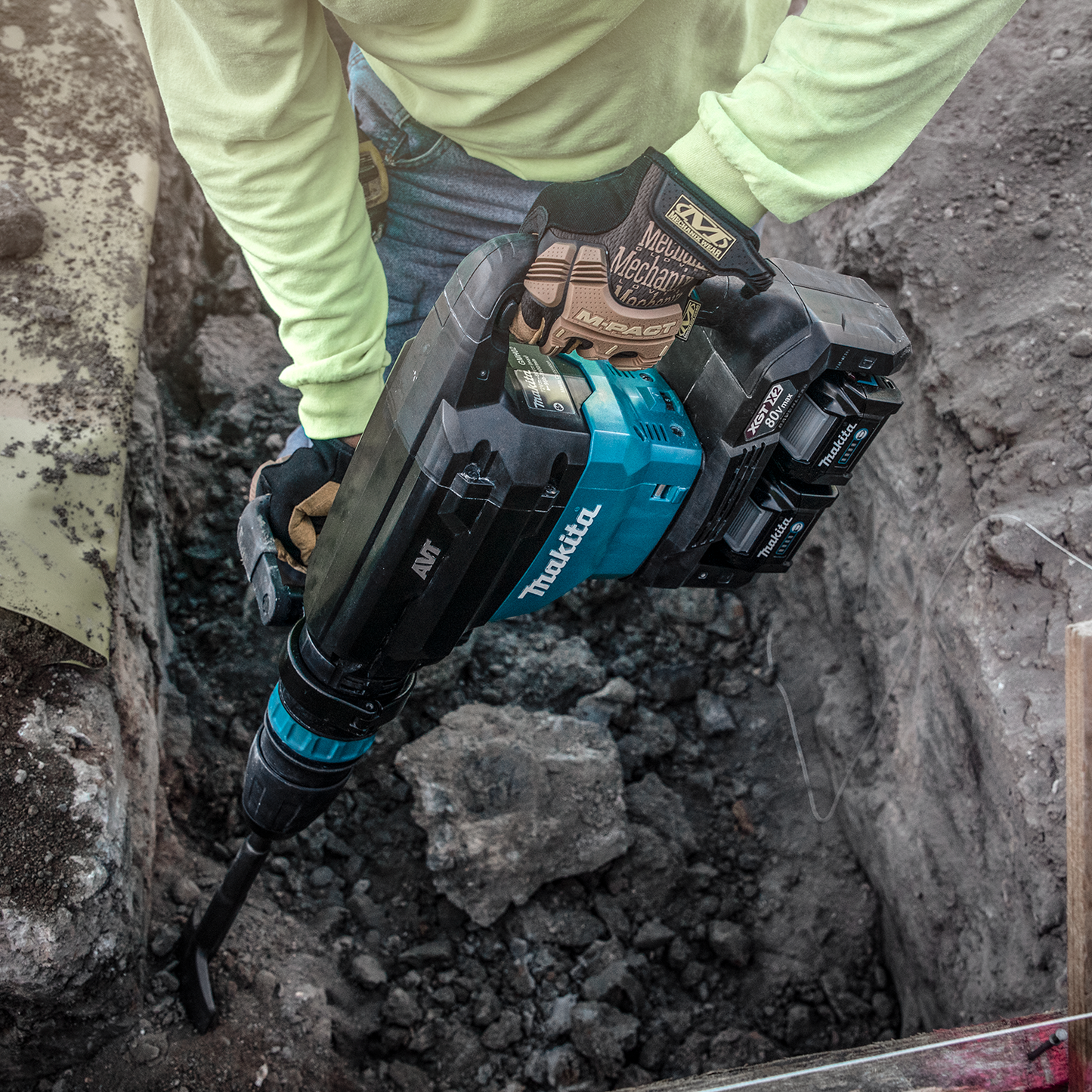 Makita GMH02PM 80V max (40V max X2) XGT® Brushless 28 lb. SDS‘MAX AVT® Demolition Hammer Kit, AWS® Capable (4.0Ah)