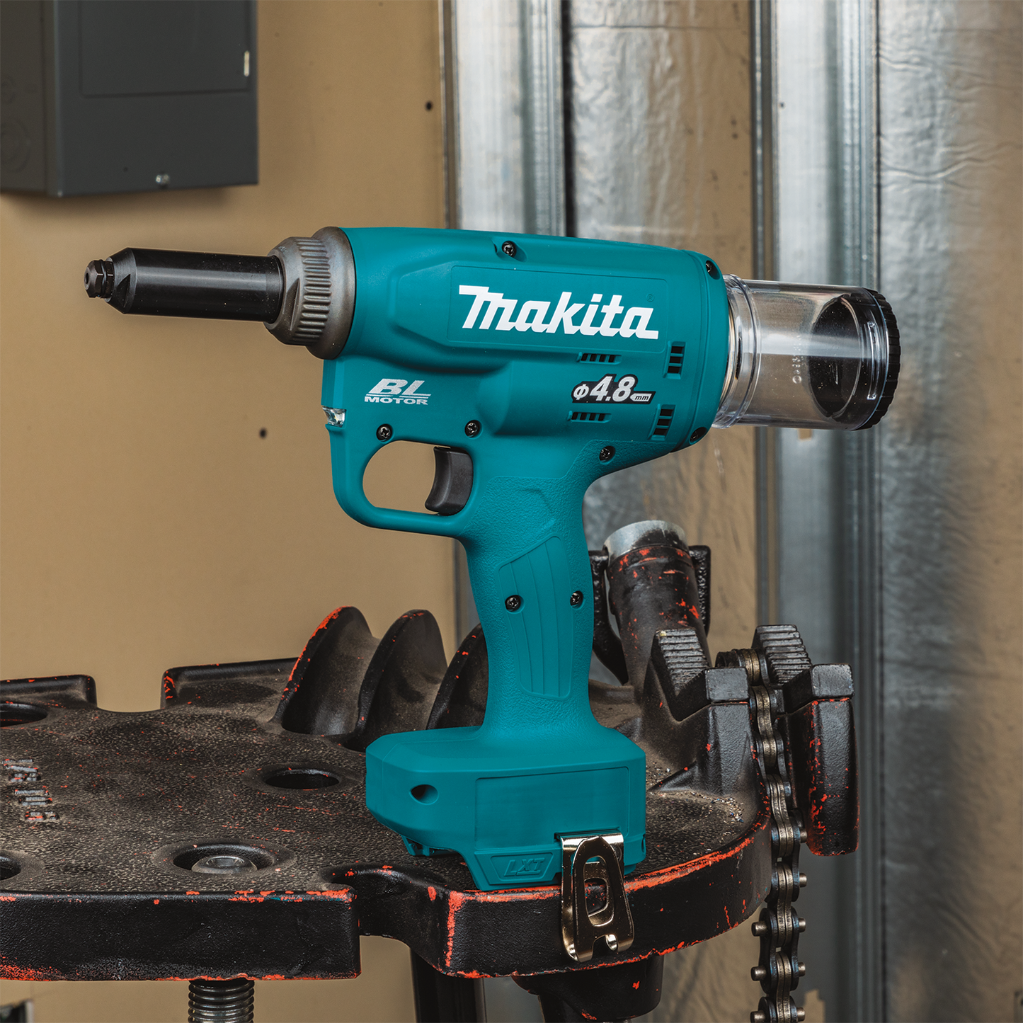 Makita XVR01Z 18V LXT® Lithium‘Ion Brushless Cordless Rivet Tool, Tool Only