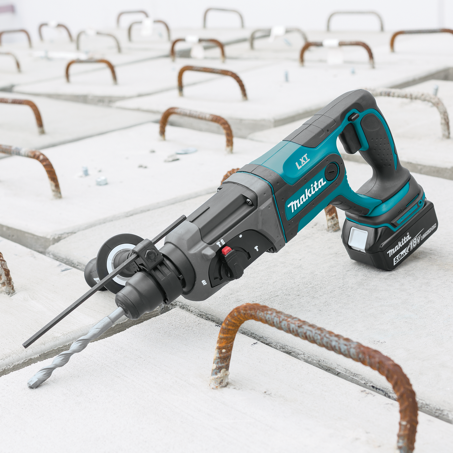 Makita XRH04T 18V LXT® Lithium‘Ion Cordless 7/8" SDS‘PLUS Rotary Hammer Kit, (5.0Ah)