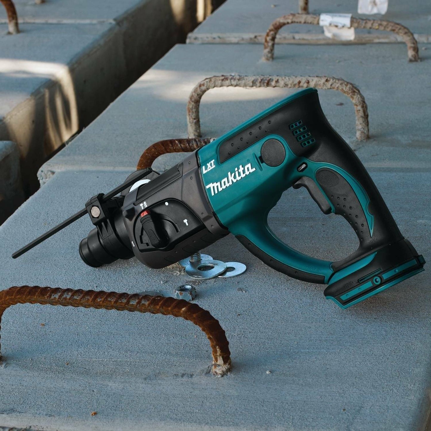 Makita XRH03Z 18V LXT® Lithium‘Ion Cordless 7/8" SDS‘PLUS Rotary Hammer, Tool Only